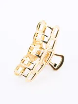 Pinza para el pelo de metal dorado con diseño de eslabones de cadena entrelazados.