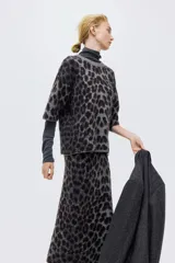 Buzo de punto jacquard con estampado de leopardo, corte holgado, cuello redondo acanalado, hombros caídos y mangas al codo.