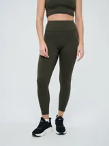Calza deportiva larga Umbro para mujer, de color verde militar, tiro alto y diseño ajustado.
