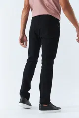 Pantalón jean de calce regular, color celeste con efecto lavado y roturas.