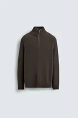 Jersey de punto perlado con cuello perkins y cierre frontal de cremallera. Presenta un corte regular fit, manga larga y acabados en rib en puños y bajo.