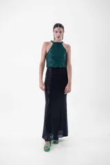 Vestido largo de lentejuelas con cuello halter, diseño sin mangas y silueta recta.