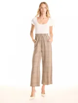 Enterito combinado de la marca Love & Piece. La parte superior es una remera blanca de manga corta y escote redondo. La parte inferior es un pantalón estampado a cuadros en tonos beige y marrón, con cintura elastizada y bolsillos inclinados en la delantera.