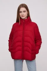 Campera roja de poliéster con diseño acolchado, cierre frontal con cremallera y cuello alto.