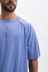 Remera de manga corta ranglan color celeste con estampa "Classic Desert Culture" en el frente.