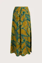 Falda larga fluida con diseño de corte evasé y cintura elástica. Presenta un estampado abstracto en tonos mostaza y verde azulado.