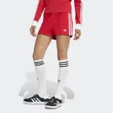 Short Adidas de piqué color rojo con las tres tiras blancas a los lados y el logo del trifolio bordado en el lateral.