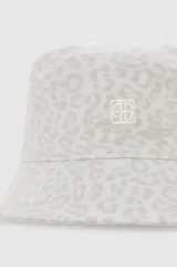Gorro bucket con estampado animal print en tonos grises y blancos, con logo bordado en el frente.