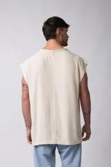 Musculosa oversize de tejido de lino con textura marcada, corte suelto, cuello redondo y terminaciones deshilachadas en las sisas.