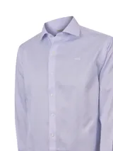 Camisa de manga larga para hombre, marca RKF, modelo Cityscape con calce Regular Fit. Presenta un diseño a rayas finas en tonos rosado y azul, con cuello italiano, cierre frontal de botones blancos y el logo bordado al tono en el pecho.