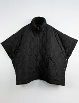 Poncho acolchado color vino tinto, con cuello alto y cierre frontal parcial. Presenta un patrón de costuras capitoné en forma de hoja o diamante y bolsillos delanteros.