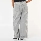 Jean de corte wide leg y talle alto, color gris lavado, con costuras verticales decorativas en el frente y ruedo ancho.