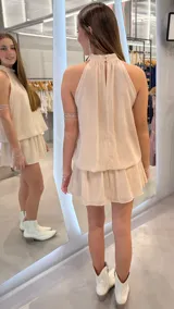 Vestido corto beige con brillos de lurex, cuello halter y diseño fluido con silueta holgada.