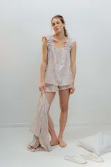 Pijama de algodón estampado, compuesto por una musculosa con escote recto fruncido y breteles con volados, y un short con cintura elástica y terminación con volado en el ruedo.