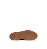 Bota de estilo montañista color negro, confeccionada en piel impermeable con forro de corderito sintético en el cuello. Presenta cordones con ganchos metálicos, tirador en el talón y una suela de plataforma dentada en color tostado.