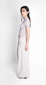 Top gris claro de lycra con cuello alto y mangas cortas.