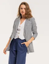 Blazer oversized de corte recto con tela con lino y largo a la cadera. Tiene hombreras finitas forradas, costuras internas con sesgo combinado y bolsillos delanteros.