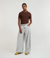 Remera muscle de hombre, color marrón claro, confeccionada en media malla, de cuello redondo y manga corta.