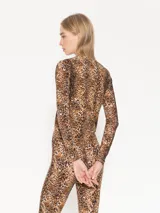 Remera de mangas largas con estampado animal print y cuello redondo.