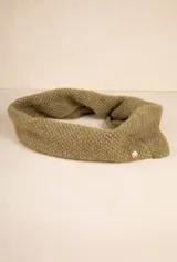 Cuello tejido color verde musgo, confeccionado parcialmente con lana.