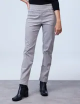 Jegging de denim azul elastizado, corte recto, con pretina ancha elastizada, bolsillos delanteros simulados y bolsillos traseros aplicados.
