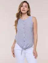 Blusa sin mangas de algodón liviano con diseño de rayas verticales en tonos celeste y blanco, cuello redondo y cierre frontal con botones de madera. Cuenta con un detalle para anudar al frente en el ruedo.
