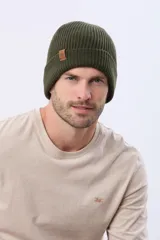 Gorro tejido de punto acanalado en color verde oliva, con vuelta y etiqueta decorativa de cuero sintético en el lateral.