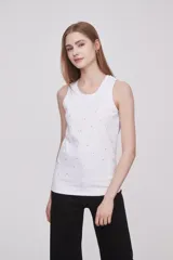 Musculosa blanca de algodón y elastano, con cuello redondo y detalle de strass aplicado en el frente. De corte al cuerpo y sin mangas.