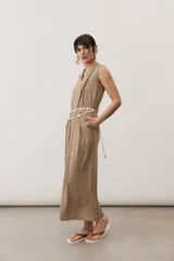Vestido midi negro sin mangas, con cuello drapeado y diseño holgado.