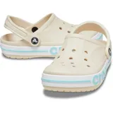 Zuecos Crocs modelo Bayaband color azul marino, con banda blanca y línea roja en la suela que incluye el logo de la marca en letras rojas.