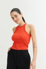 Musculosa naranja de algodón con cuello redondo y sisas anchas.