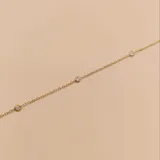 Pulsera de oro amarillo 18k con cadena de eslabones y tres circonias engarzadas.