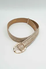 Cinturón trenzado en tonos beige y dorado, con hebilla ovalada de metal en color dorado con acabado irregular.