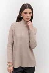 Polera de tejido de punto acanalado en color negro, con cuello alto y diseño de corte recto con largo asimétrico, más corto adelante y más largo atrás.