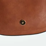 Bolso bandolera color marrón con correa larga ajustable y hebilla decorativa dorada.
