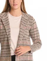Chaqueta larga de tejido suave con patrón de cuadros, diseño de corte recto y largo midi. Presenta cuello con solapa, frente abierto sin botones y dos bolsillos de parche delanteros.