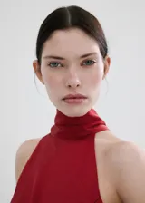 Vestido midi color rojo burdeos, con diseño recto, cuello halter y sin mangas, confeccionado en poliéster.