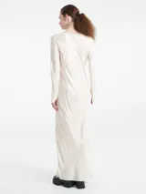 Vestido largo tipo kaftan color crema, confeccionado en una mezcla de cupro y rayón. Presenta un escote en V profundo con detalle de cordones cruzados y mangas largas adornadas con flecos largos en color violeta.