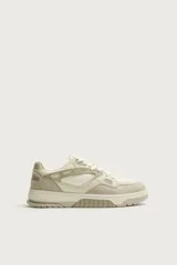 Zapatillas de basket para hombre en color tostado, con diseño de paneles en tonos beige y blanco, cordones al tono y suela chunky de goma.