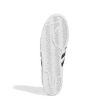 Zapatillas Adidas Superstar ADV para skateboarding, color blanco con las tres tiras laterales en negro y detalles dorados. Confeccionadas en cuero premium con costuras reforzadas, lengüeta de una sola pieza y suela de caucho flexible.