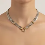 Gargantilla de diseño tejido en plata 925 con detalles en oro, que presenta un cierre marinero frontal como elemento decorativo principal.