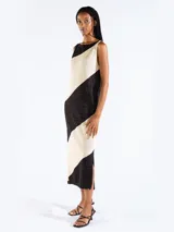 Vestido midi de punto sin mangas con diseño de rayas diagonales bicolor en tonos azul y celeste, escote bote y aberturas laterales en el dobladillo.