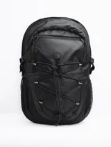 Mochila negra de poliéster ripstop, con compartimento principal amplio, bolsillo frontal con cierre, bolsillos laterales de malla, sistema de elástico frontal en forma de “8” y broches laterales de compresión.