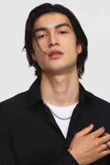 Camisa de corte entallado con cuello inglés, tapeta clásica y canesú en la espalda. Presenta mangas largas con puños ajustables mediante botones y bajo levemente redondeado. Confeccionada en tela con tratamiento de fácil planchado.