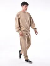 Buzo negro de corte holgado, con cuello redondo y mangas largas.