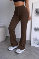 Pantalón de punto acanalado en color crema, con corte oxford y cintura elástica con cordón ajustable.