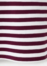 Camiseta de manga corta con diseño a rayas horizontales en color bordó y blanco, cuello redondo y corte recto.