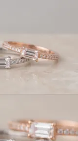 Anillo triple compuesto por tres bandas finas con baño de oro y oro rosa, cada una decorada con una circonia en corte rectangular.