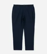 Pantalón de vestir color beige, de corte recto, confeccionado en lino y viscosa. Presenta cintura con trabillas, bolsillos laterales y traseros.