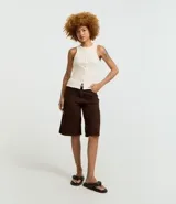 Musculosa de tejido rib color crema, con cuello redondo y cierre frontal con botones. Presenta un diseño ajustado al cuerpo y sin mangas.